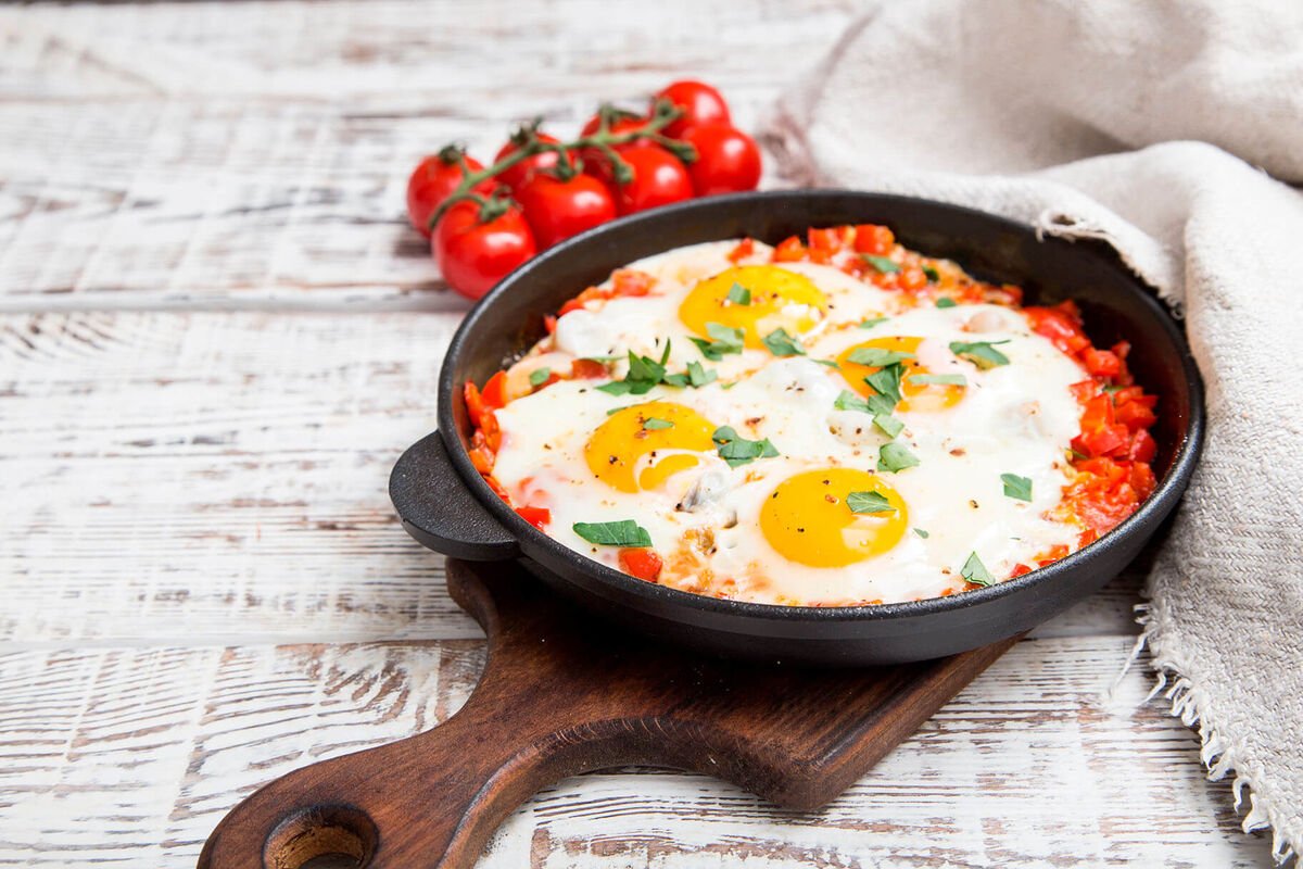 Shakshuka (Eggs in Spiced Tomato Sauce) - Jane Foodie